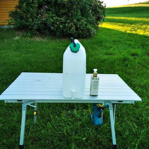 Waschstation mit Wasserkanister auf einem Campingtisch