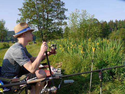 Jungfischer beim Angeln am Rannasee