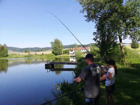 Jungangler mit gebogener Rute im Drill am Furthweiher