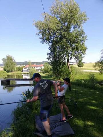 Angler am sonnigen Ufer des Furthweihers