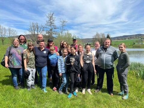 Gruppenbild der Teilnehmerinnen und Betreuer am Furthweiher