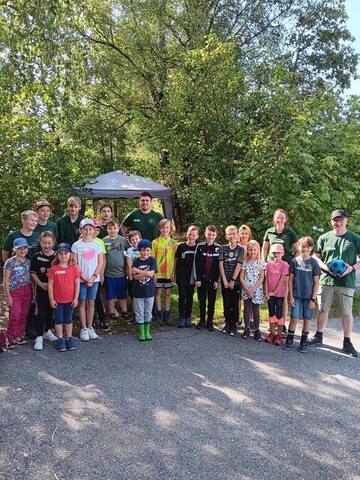 Gruppenbild der Kinder und Betreuer beim Ferienprogramm