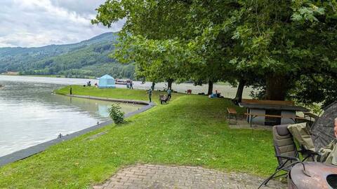 Blick vom Lagerplatz über die Wiese auf die Donau