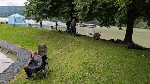 Angelplatz mit Campingstuhl am Donauufer