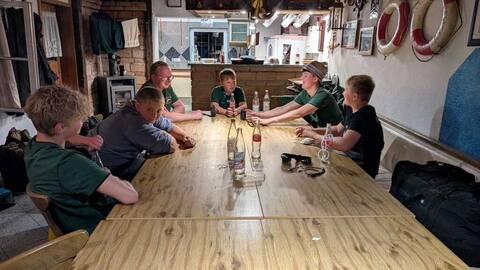 Die Jugendgruppe beim gemeinsamen Abendessen am langen Tisch