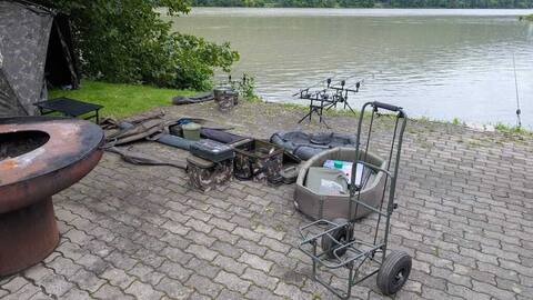 Grill und Angelausrüstung auf der Terrasse am Wasser